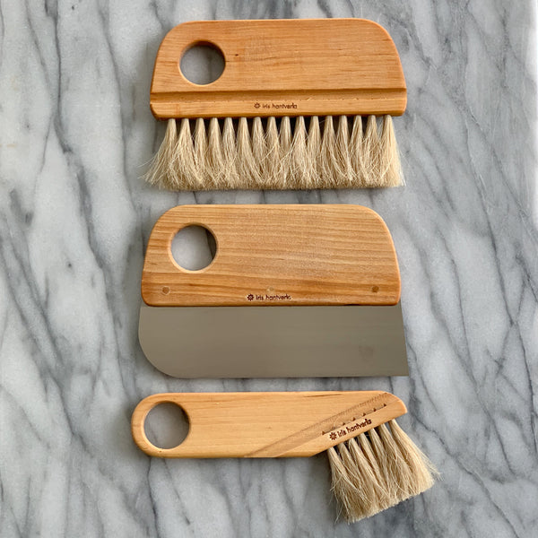 Iris Hantverk Baker brush in birch and horse hair. It can be used to spread the flour evenly over the baking board, removes excess flour from the bread and clean the work surface. Since horsehair is heat resistant it can be used in the oven. Part of a series with pastry brush and dough scraper.