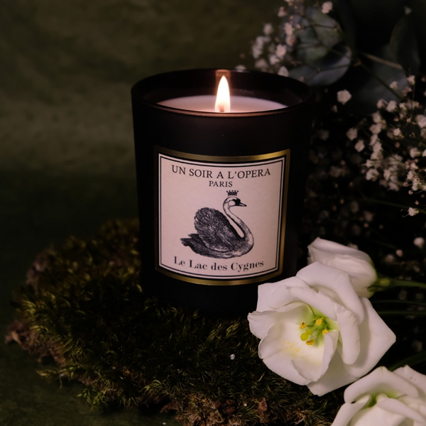 Swan Lake Scented Candle (Green grass & White flowers) by Un Soir à l'Opéra (A night at the Opera)