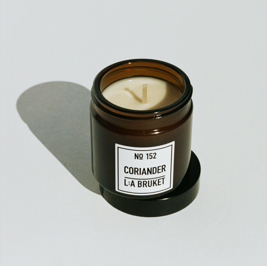 L:A Bruket 152 Scented candle made of wax from organic soy with a scent of coriander. 