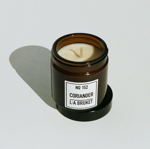L:A Bruket 152 Scented candle made of wax from organic soy with a scent of coriander. 
